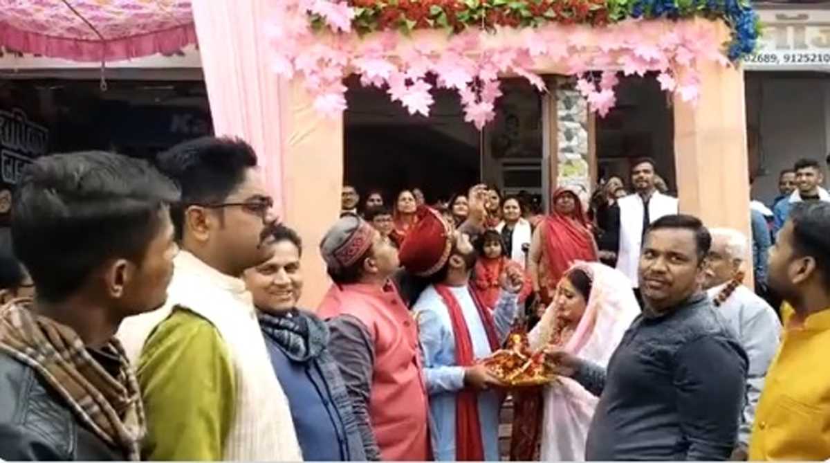 दूल्हा दुल्हन ने तिरंगे को नमन कर की सुखी वैवाहिक जीवन की कामना
